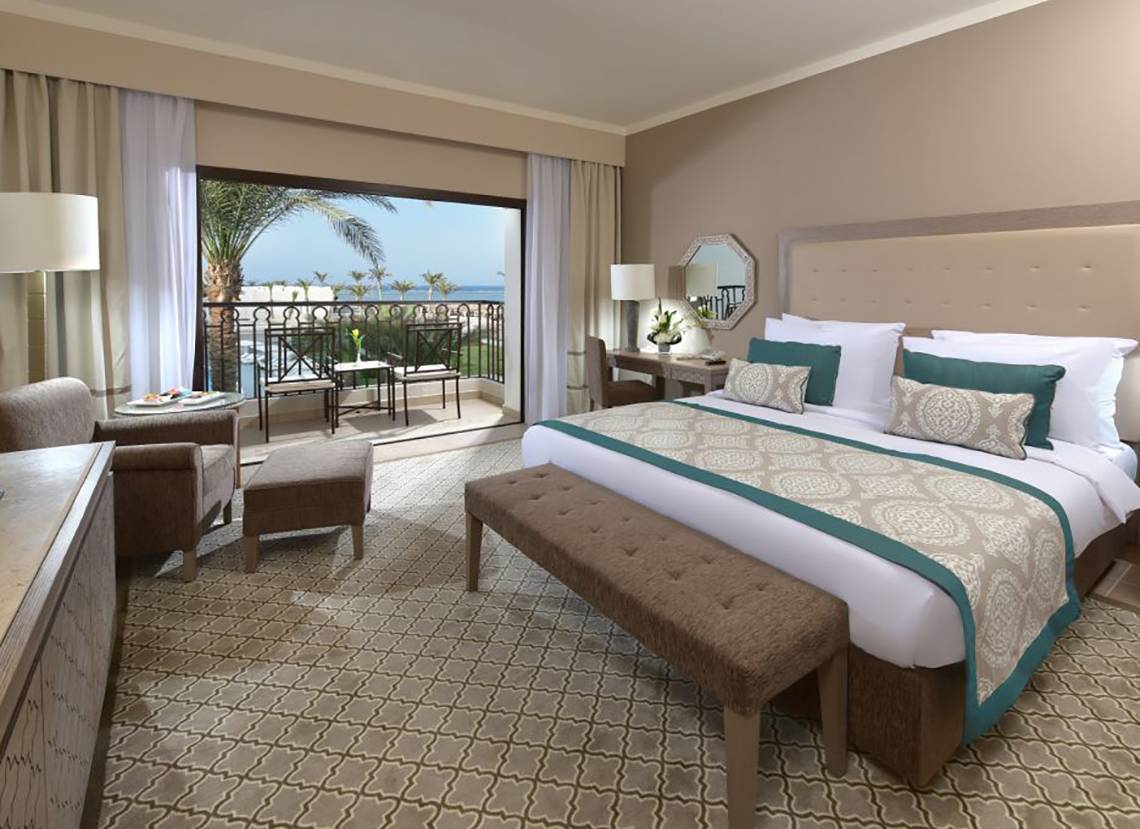 Luxuriöses Zimmer im Steigenberger Alcazar mit Blick auf das Meer und Balkon.