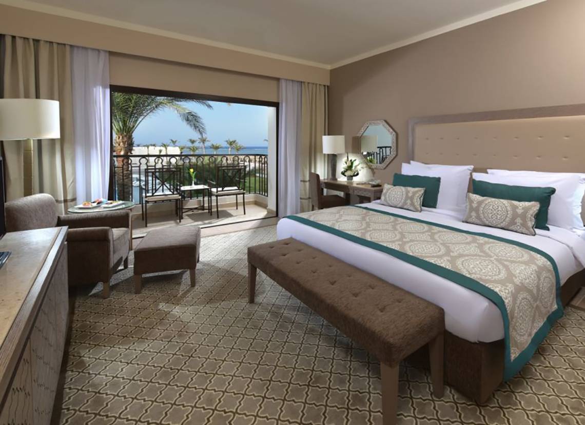 Elegantes Zimmer im Steigenberger Alcazar mit Meerblick, Balkon, gemütlichem Bett und Wohnzimmerbereich.
