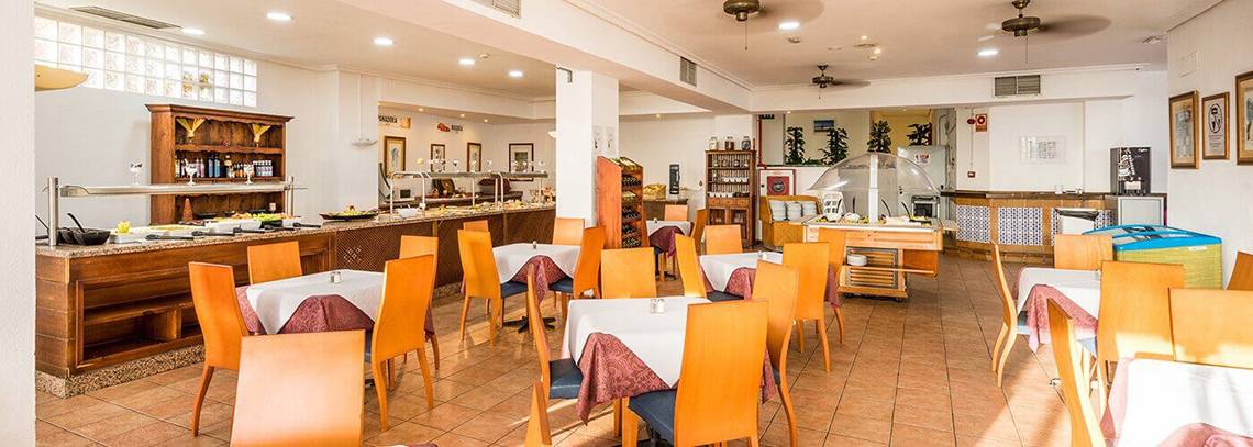 Restaurant im Bluesea Callao Garden Hotel mit Tischen und Stühlen, Buffet und Dekor.