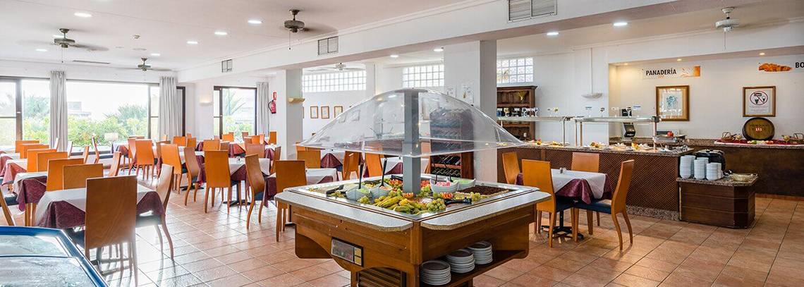 Innenansicht des Restaurants im Bluesea Callao Garden Hotel mit Buffet und Tischen.