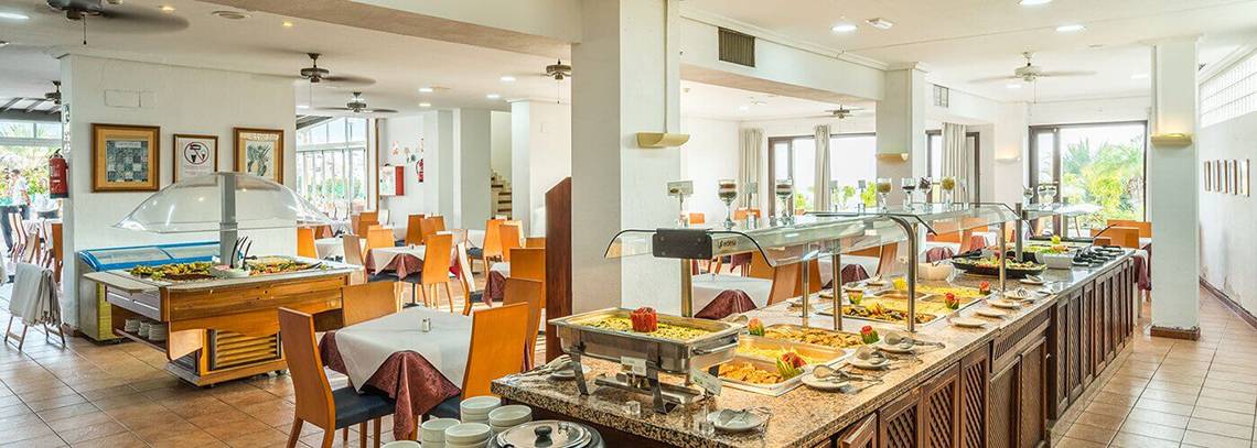 Buffetbereich im Restaurant des Bluesea Callao Garden Hotels mit vielen Gerichten