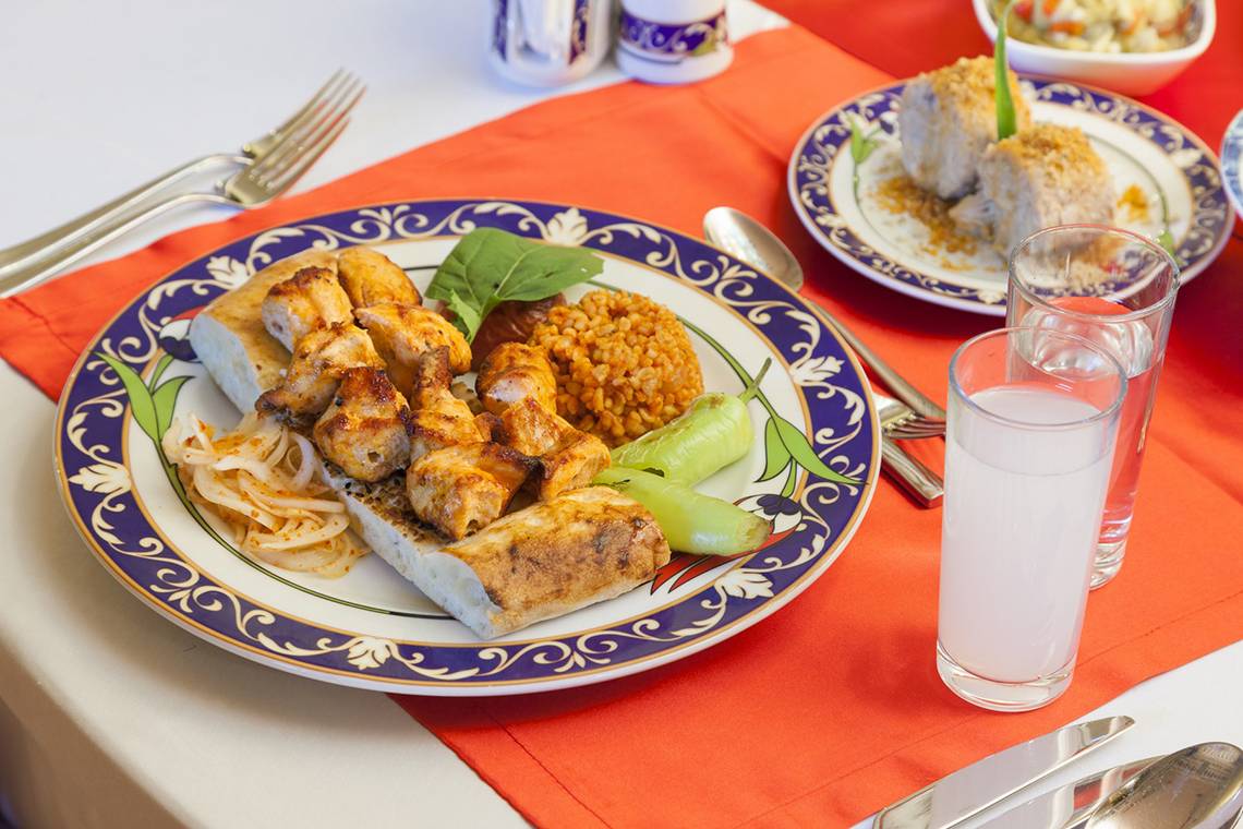 Gedecker Tisch mit Essen im Roma Beach Resort & Spa Hotel.