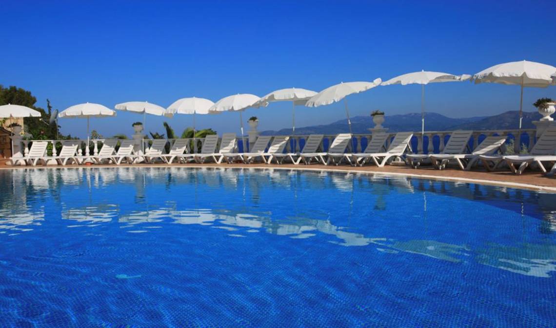 Schwimmbad mit weißen Sonnenliegen und Schirmen im LABRANDA Ephesus Princess Hotel