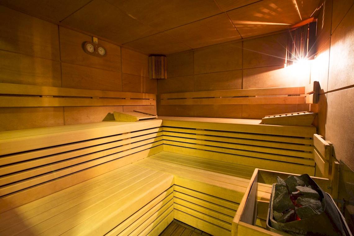 Innenansicht der Sauna im Hipotels Hipocampo Playa mit hellem Licht und Holzbänken.
