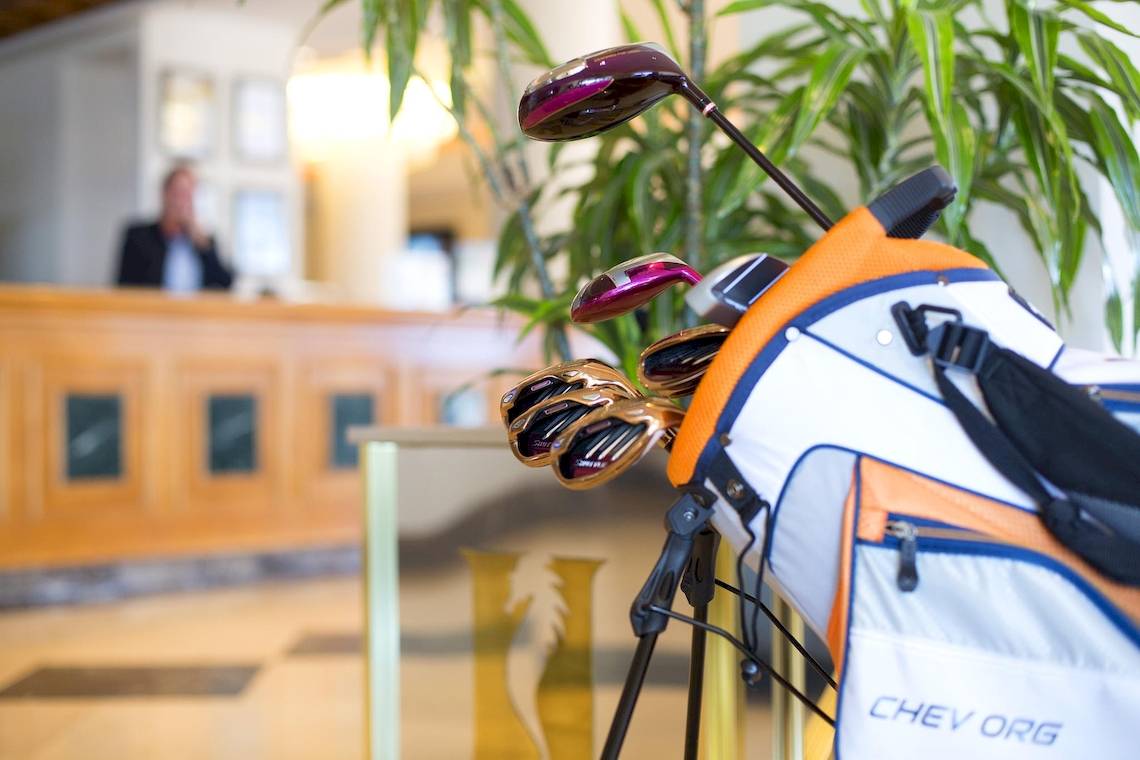 Golfschläger im Hotelfoyer von Hipotels Hipocampo Playa