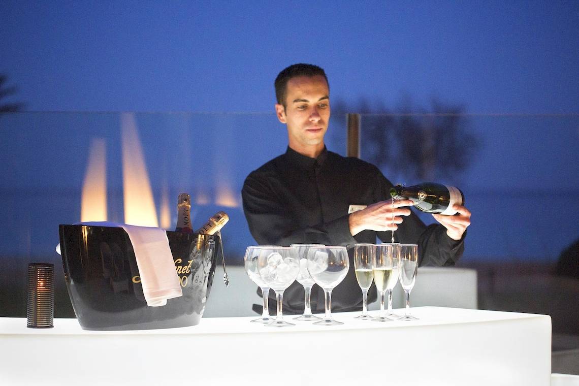 Ein Kellner schenkt Champagner in eine Schale bei Hipotels Hipocampo Playa.