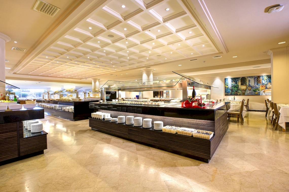 Innenansicht des Hipotels Hipocampo Playa Restaurants mit Buffet und Tischen.