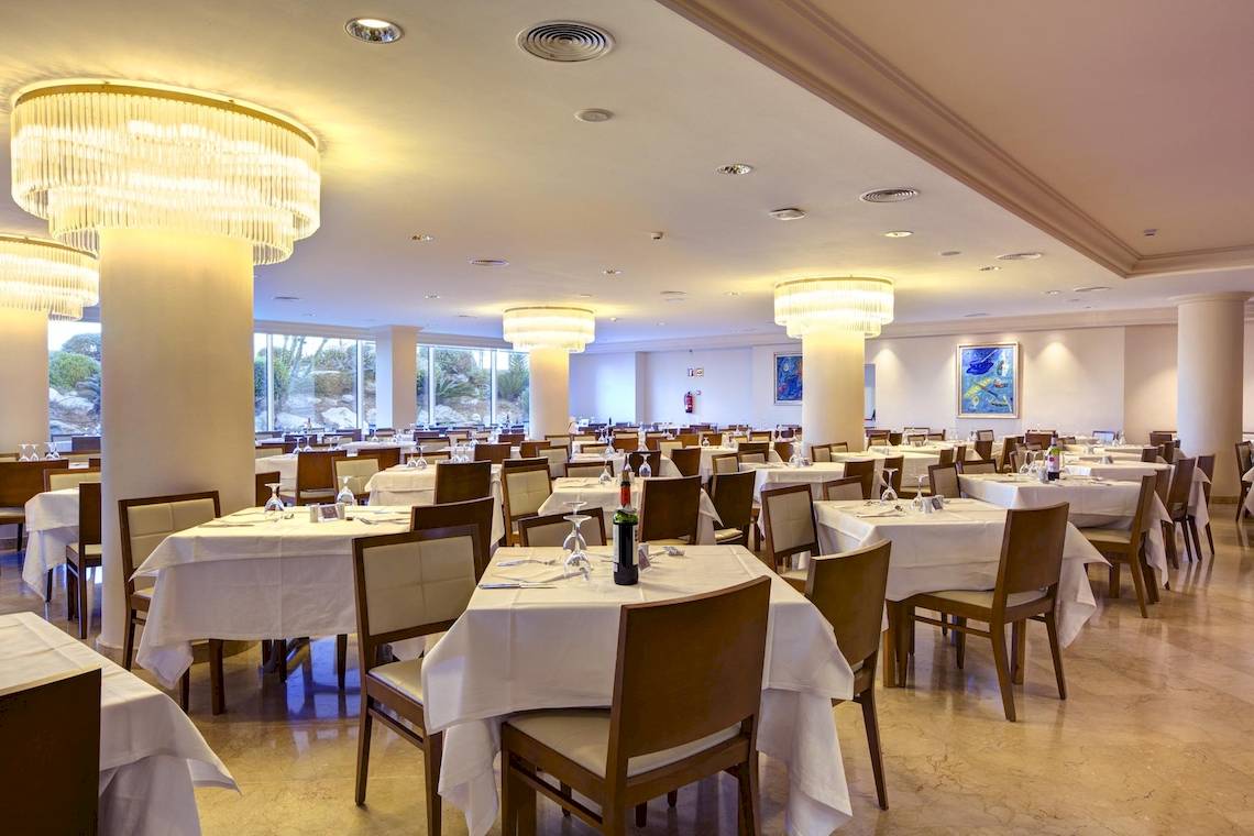 Innenansicht des Restaurants im Hipotels Hipocampo Playa mit vielen gedeckten Tischen.