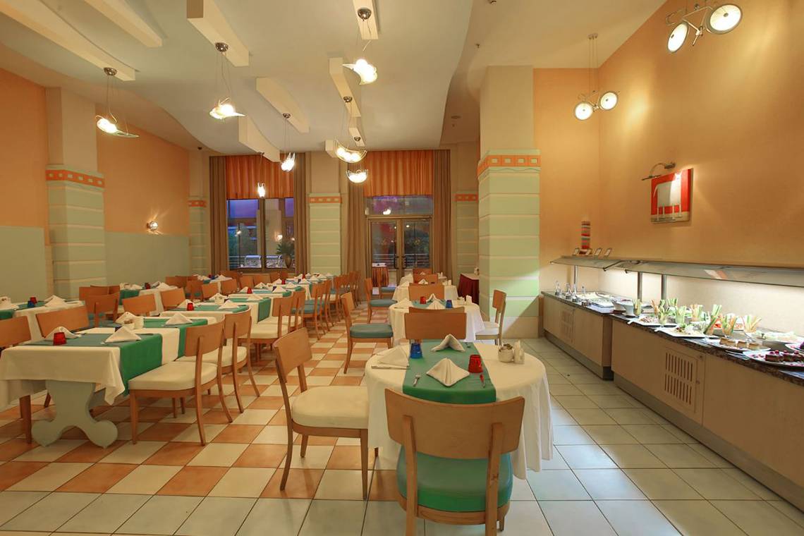 Fame Residence Lara & Spa Restaurant mit gedeckten Tischen und Buffet.