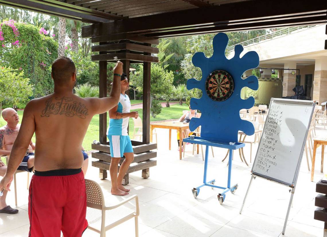 Hotelgäste spielen Dart in einer Außenlounge des Fame Residence Lara & Spa.