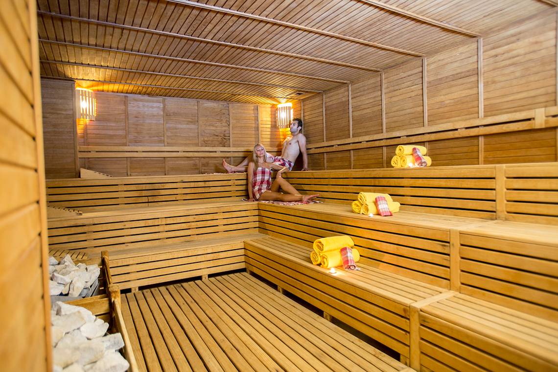 Paar in der Sauna im Fame Residence Lara & Spa