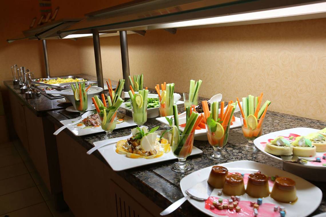 Buffetstation im Fame Residence Lara & Spa Hotel mit verschiedenen Gerichten und Salaten.