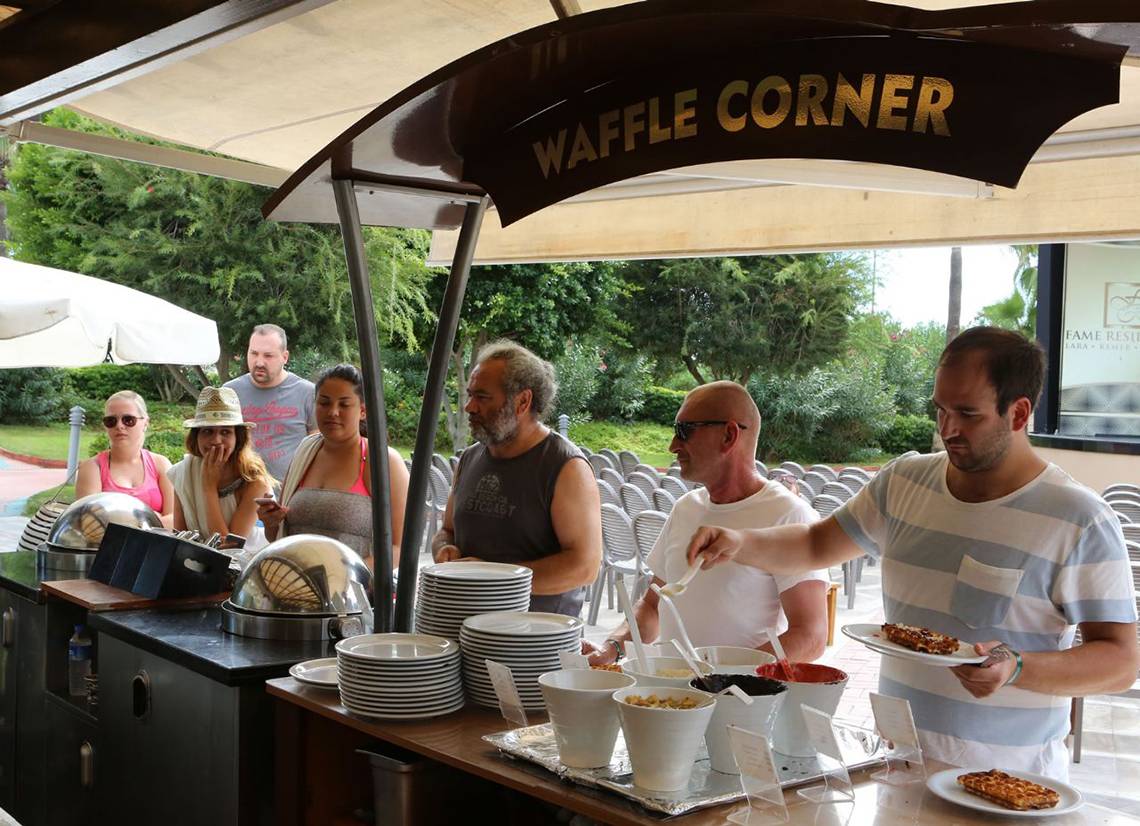 Gäste stehen vor dem Waffel Corner, einem Speisewagen im Fame Residence Lara & Spa Hotel.