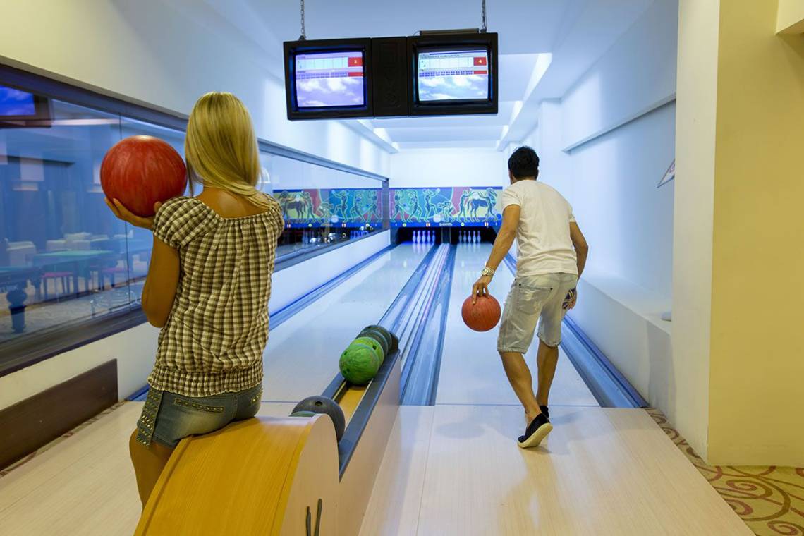 Mann und Frau im Fame Residence Lara & Spa Bowling spielen