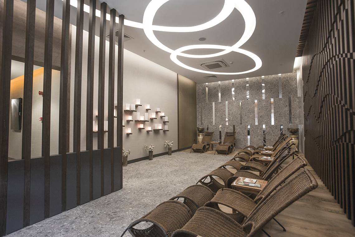 Behandlungsraum im Fame Residence Lara & Spa mit Liegen und dekorativen Elementen.
