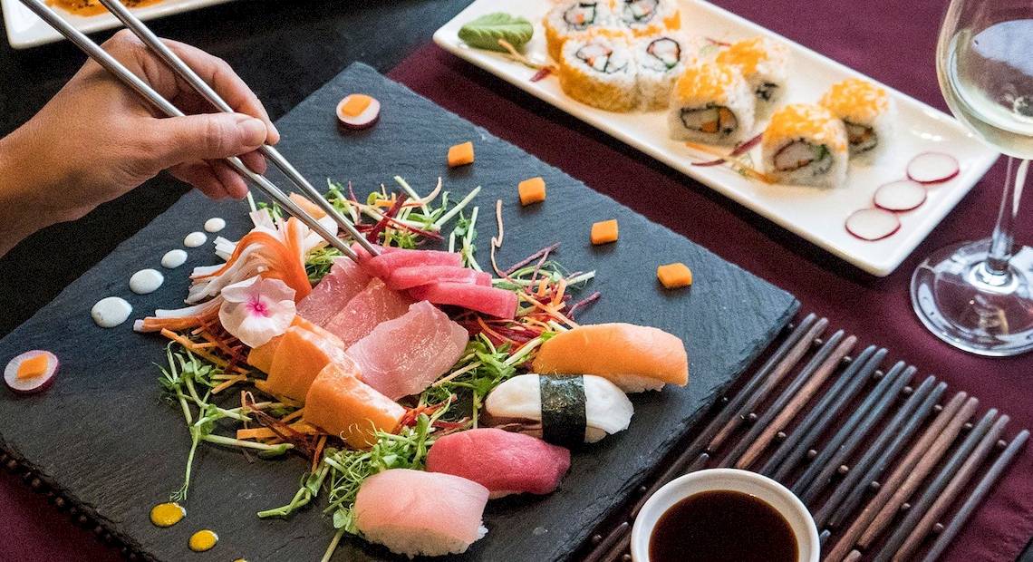 Sushi-Buffet im Occidental Papagayo Hotel mit verschiedenen Gerichten auf einem schwarzen Teller.