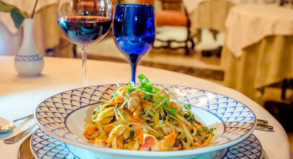 Ein Tisch im Occidental Papagayo Restaurant mit einem Gericht und Getränken.