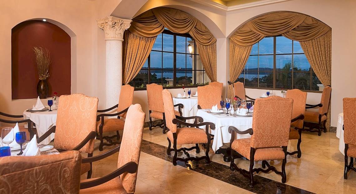 Der Speisesaal des Occidental Papagayo Hotels mit eleganten Möbeln und Blick auf das Meer.