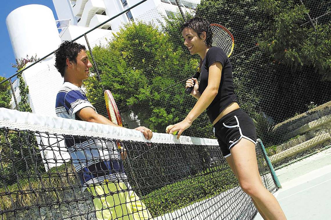 Tennisspieler auf einem Tennisplatz im Hotel KoruMar Hotel De Luxe
