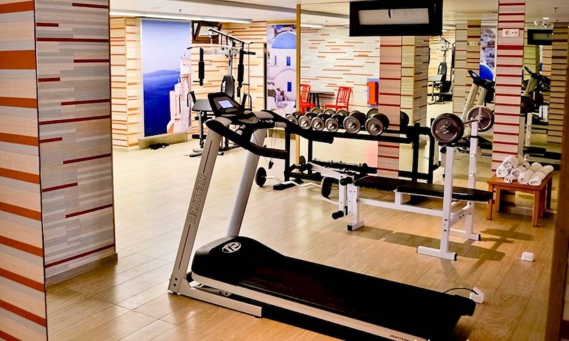 Fitness Center im La Mer Deluxe Hotel & Spa mit Laufband, Hantelbank und anderen Geräten.