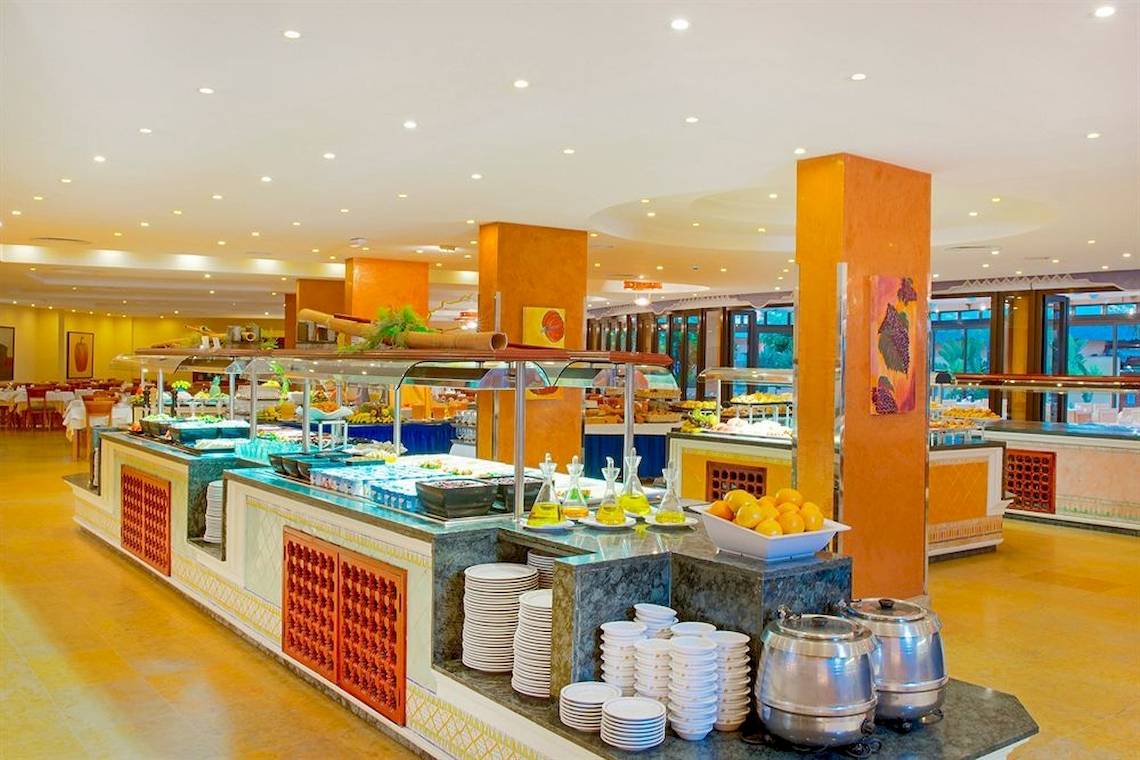 Buffet im Iberostar Playa Gaviotas Hotel mit verschiedenen Speisen und Getränken.