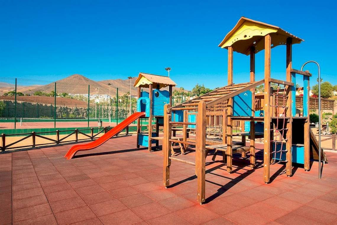 Kinderspielplatz im Freien mit Rutsche und Klettergerüst im Iberostar Playa Gaviotas