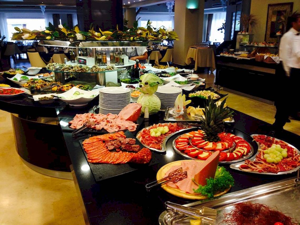 Buffet im Olympia Golden Beach Resort mit verschiedenen Gerichten und Salaten.