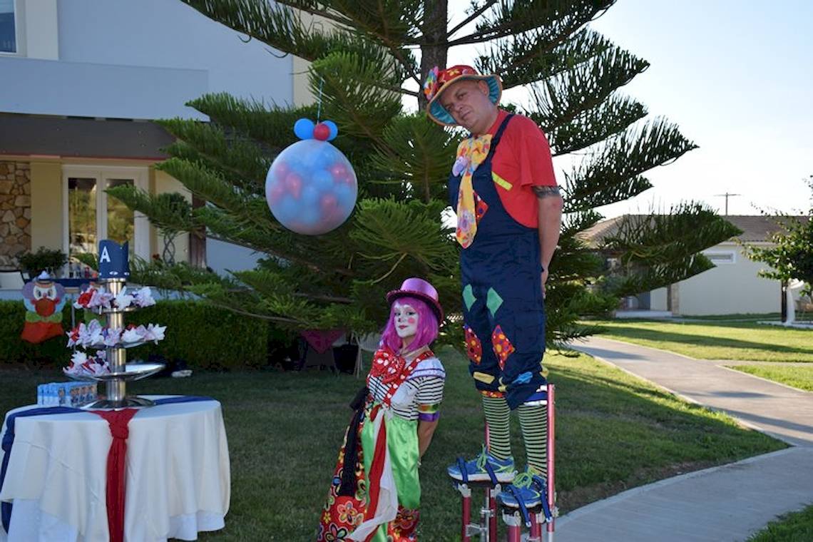 Zwei Clowns auf Seilen stehen vor dem Olympia Golden Beach Resort.