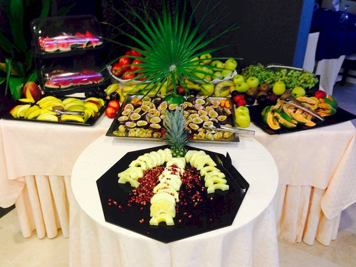 Obstbuffet im Olympia Golden Beach Resort mit verschiedenen Früchten und Dekoration.