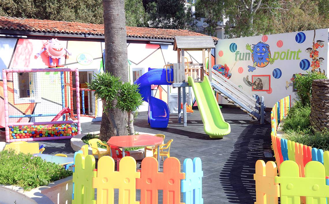 Kinderspielplatz des LABRANDA TMT Bodrum Hotels mit bunten Rutschen und Spielgeräten.