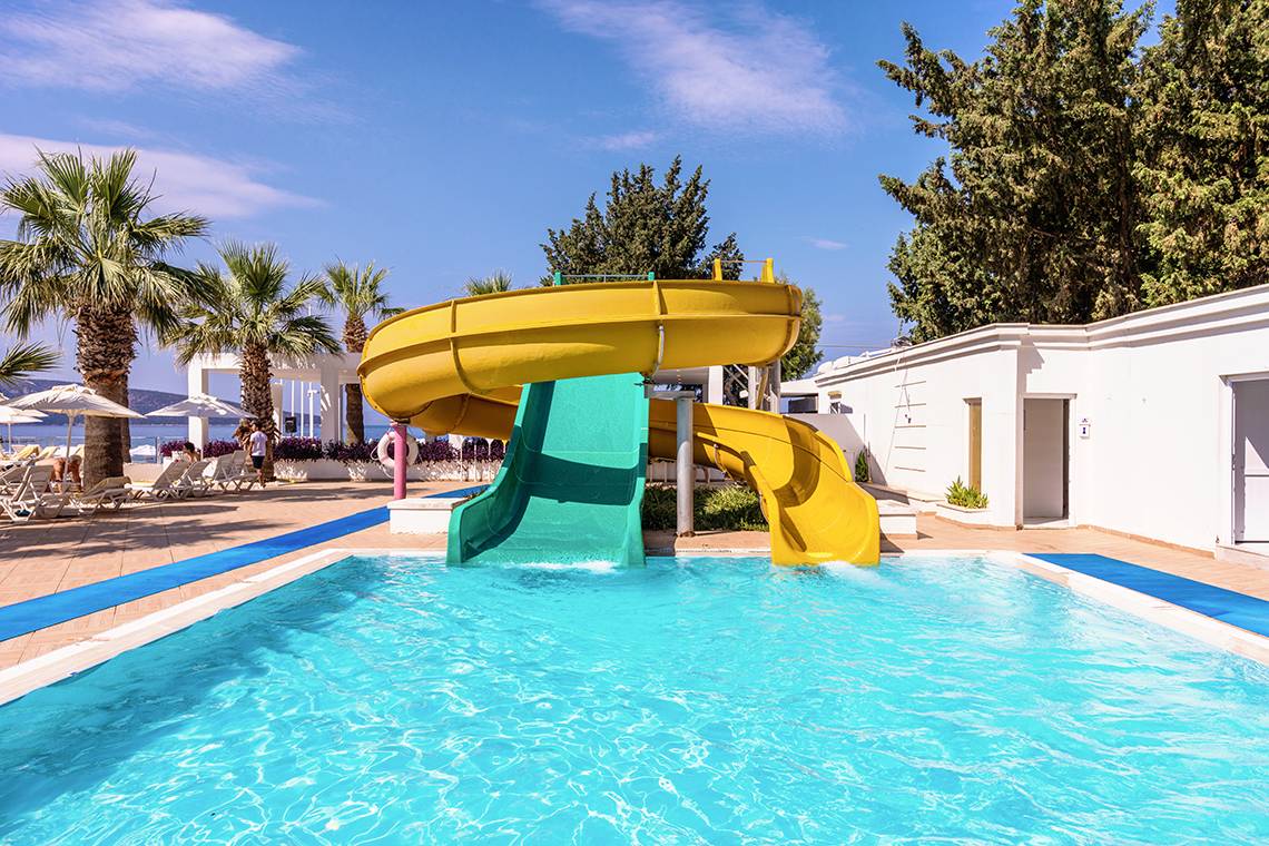 Wasserrutsche im Poolbereich des LABRANDA TMT Bodrum Hotels mit gelber und grüner Rutsche.