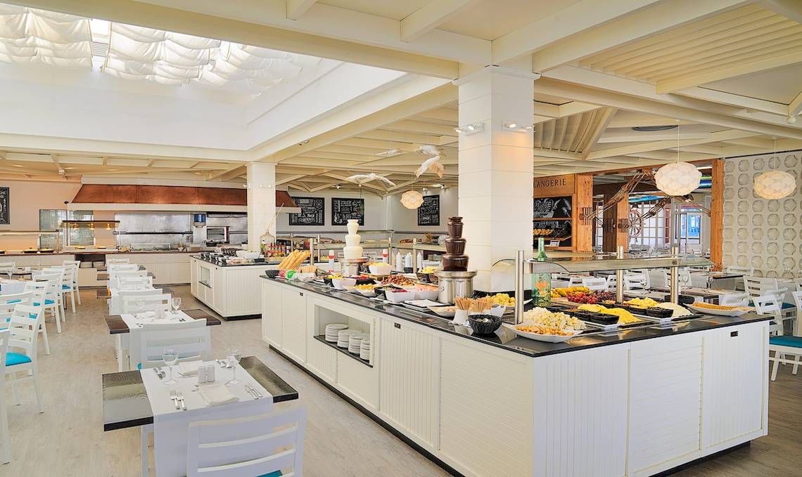 Buffetbereich im H10 Suites Lanzarote Gardens mit vielen Gerichten und Tischen.
