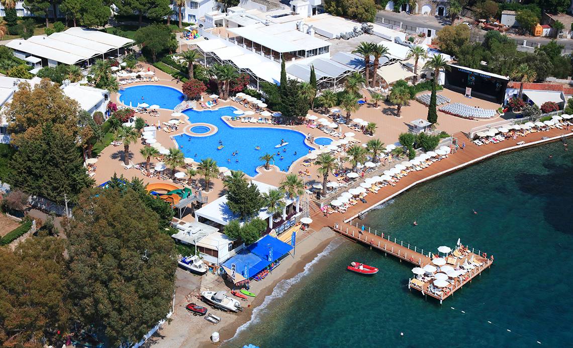 Luftbild des LABRANDA TMT Bodrum Resorts mit Swimmingpool und Strandbereich.