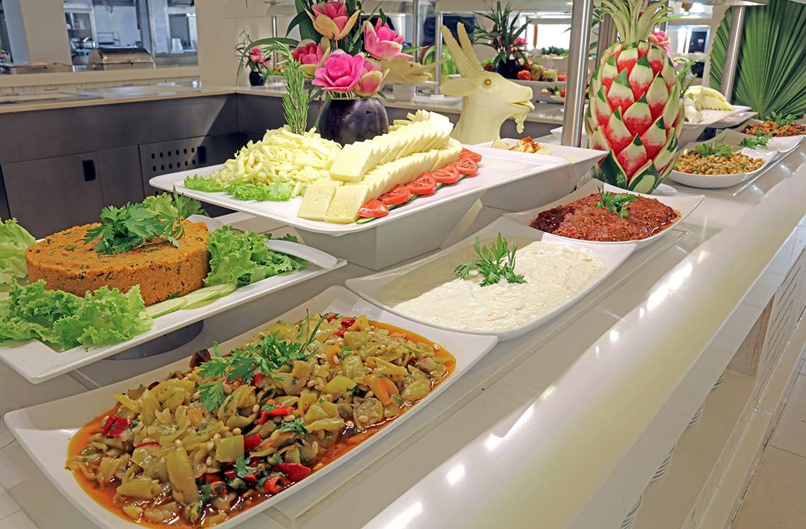Foto eines reichhaltigen Buffets im LABRANDA TMT Bodrum Hotel mit verschiedenen Gerichten und Dekorationen.