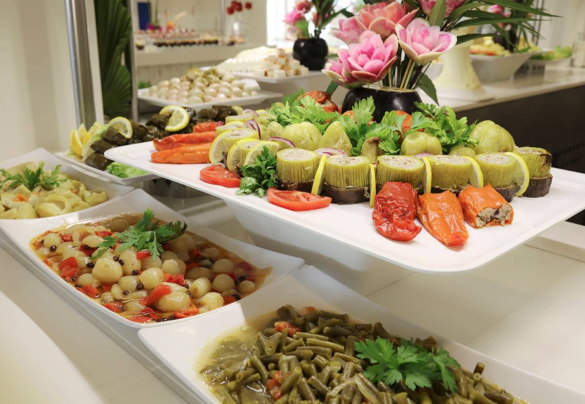 Buffettisch im LABRANDA TMT Bodrum mit verschiedenen Gerichten.