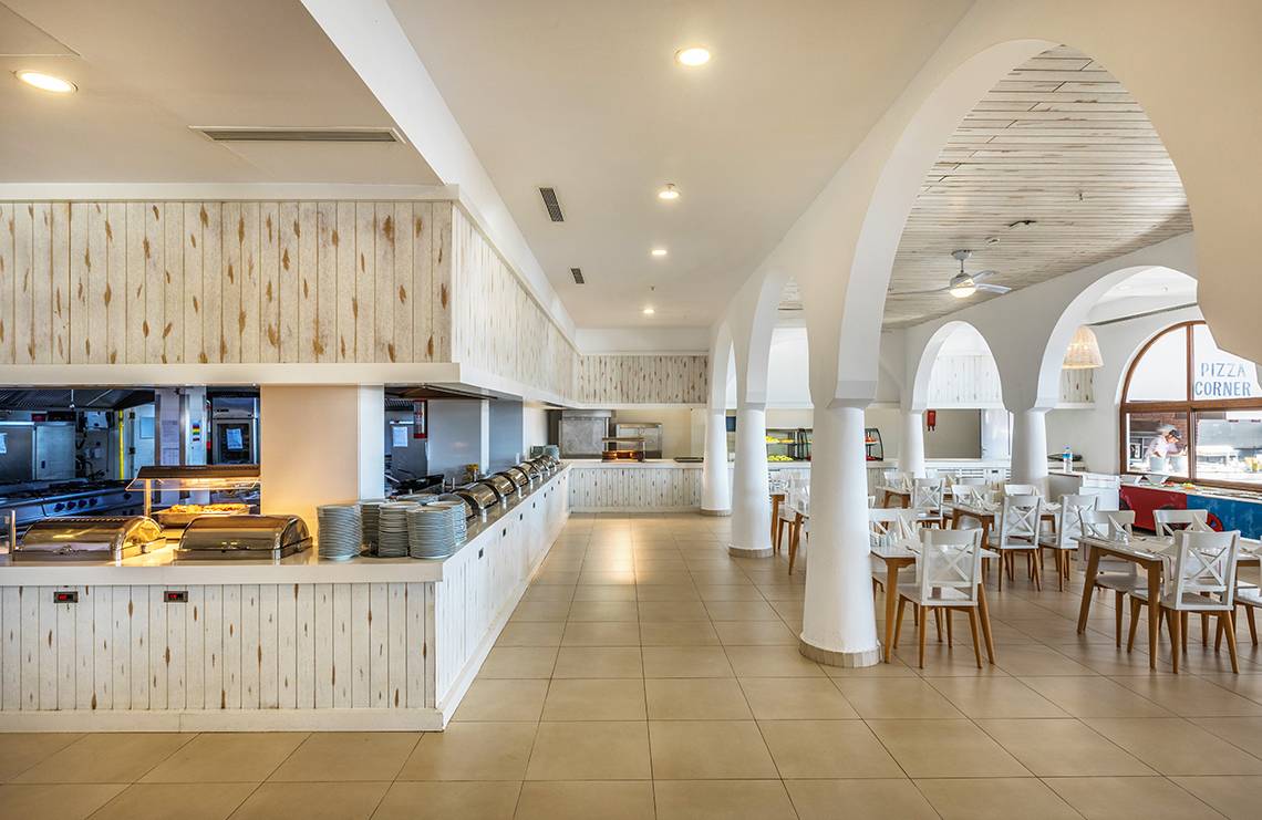 Innenansicht des Restaurants im LABRANDA TMT Bodrum Hotel mit Buffet und runden Tischen.