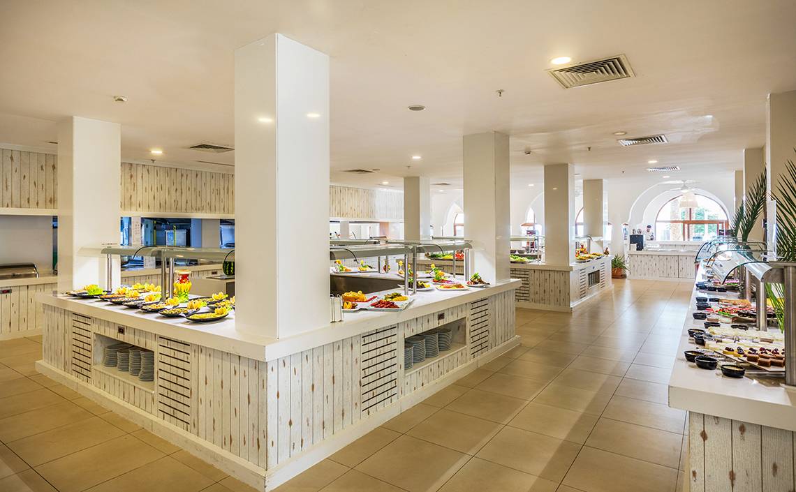 Buffet-Bereich im LABRANDA TMT Bodrum Hotel mit verschiedenen Speisen.