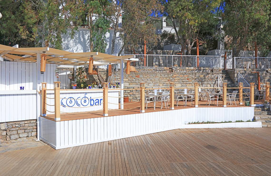 Coco Bar Außenbereich im LABRANDA TMT Bodrum Hotel mit Tischen und Stühlen.