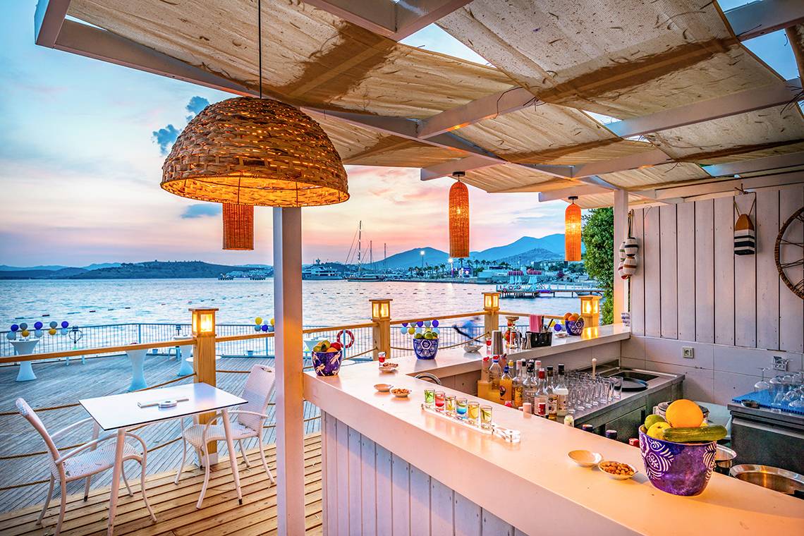 Terrassenbar des LABRANDA TMT Bodrum mit Blick auf das Meer und Berge.