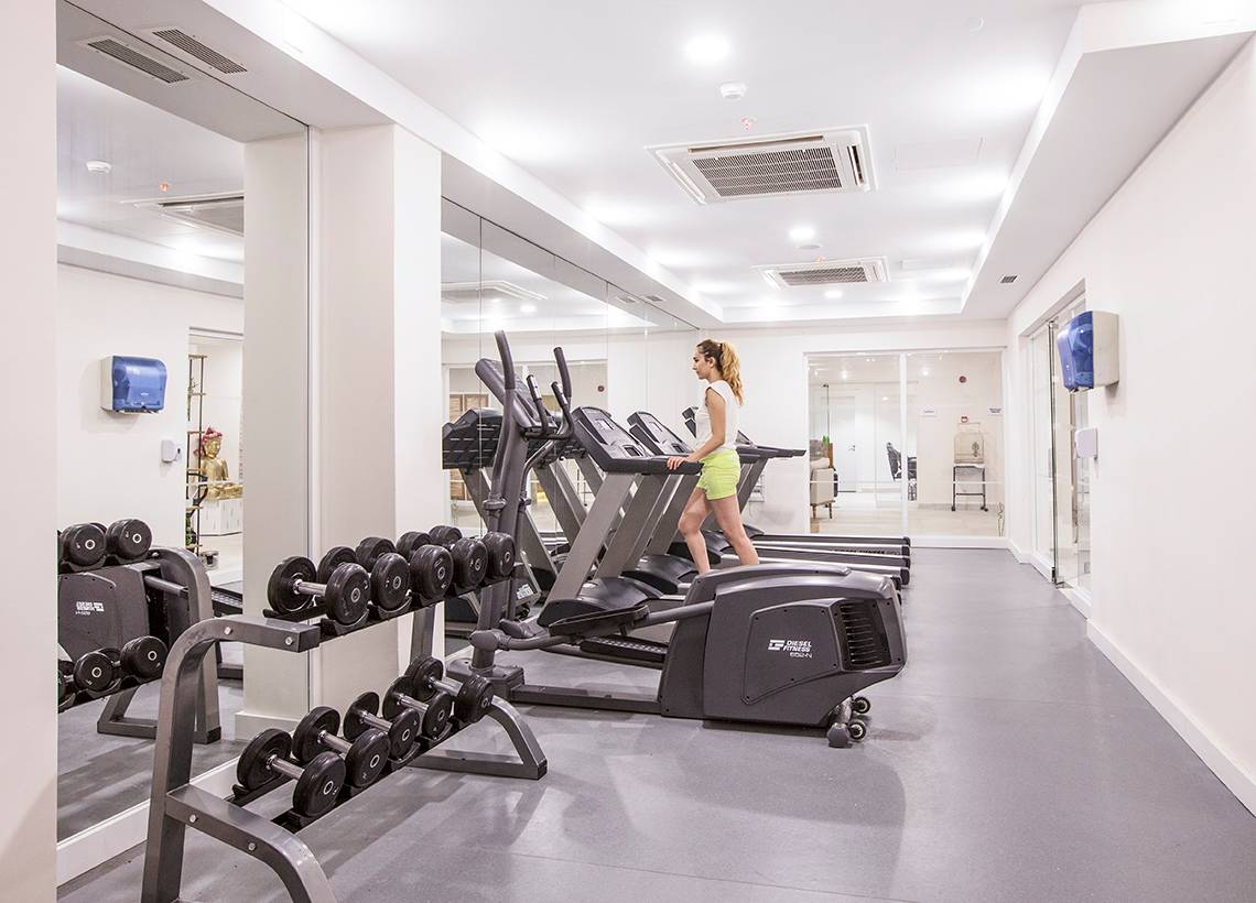 Fitnessraum im LABRANDA TMT Bodrum mit einer Frau auf dem Laufband.