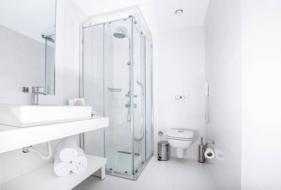 Badezimmer im LABRANDA TMT Bodrum Hotel mit Glasdusche, Toilette und Waschbecken.