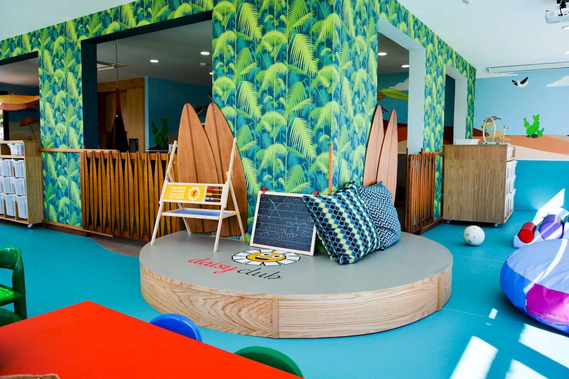 Kinderzimmer im H10 Suites Lanzarote Gardens mit blauen Wänden und Palmblätter-Tapete