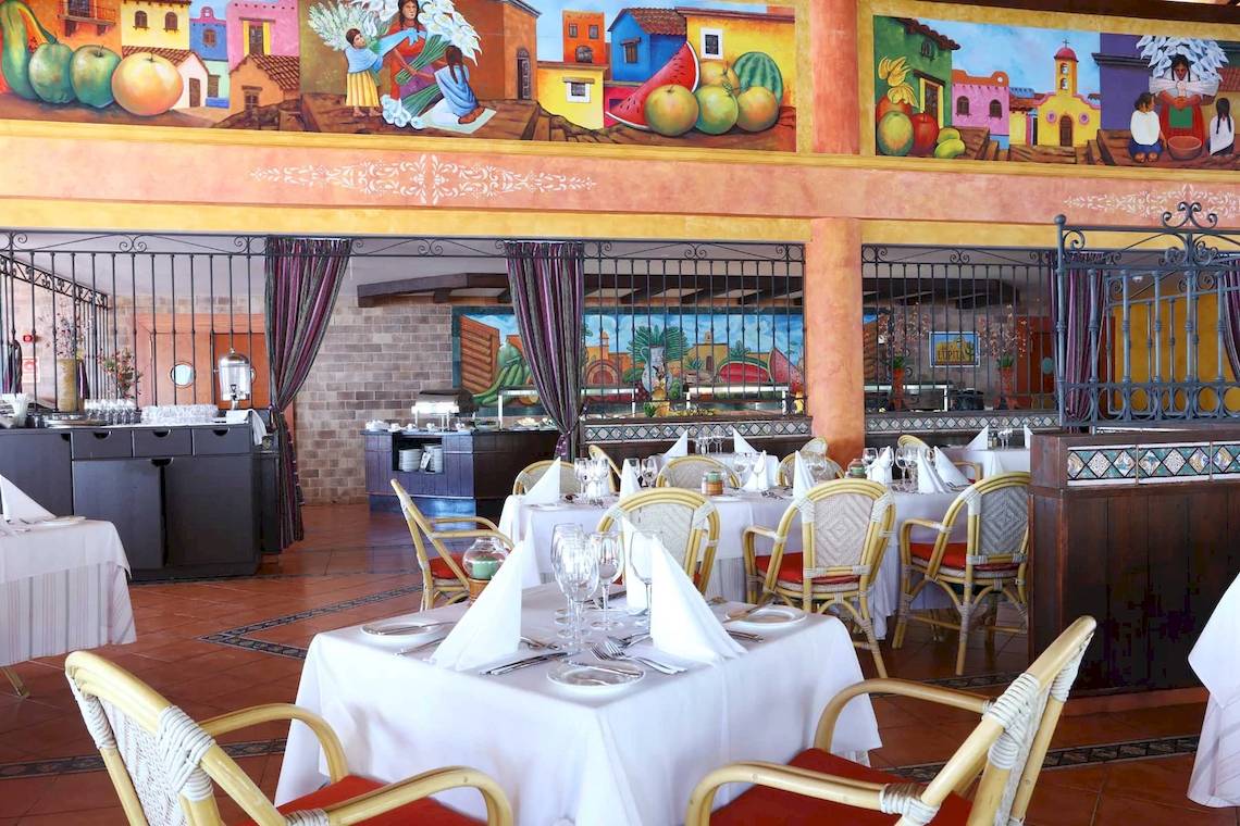 Innenansicht des Restaurants im Bahia Principe Sunlight Costa Adeje Hotel mit farbenfrohen Wandgemälden.