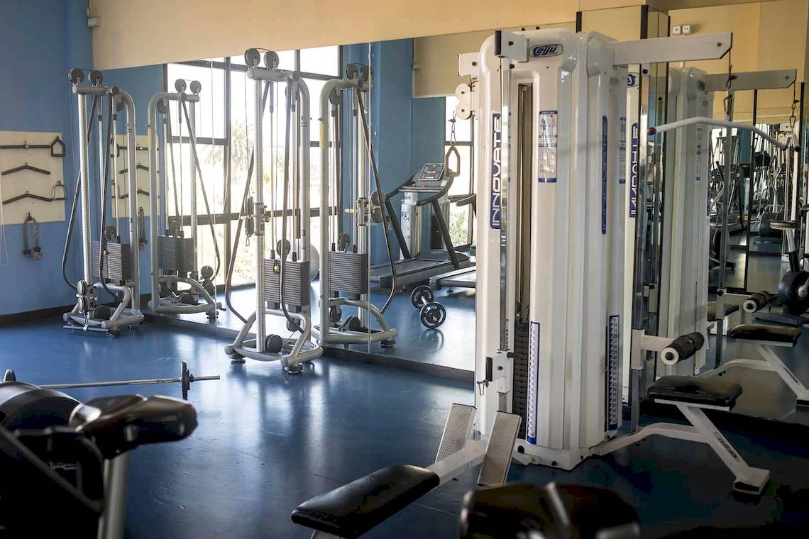 Fitnessstudio im Hotel Bahia Principe Sunlight Costa Adeje mit verschiedenen Trainingsgeräten und Spiegeln.
