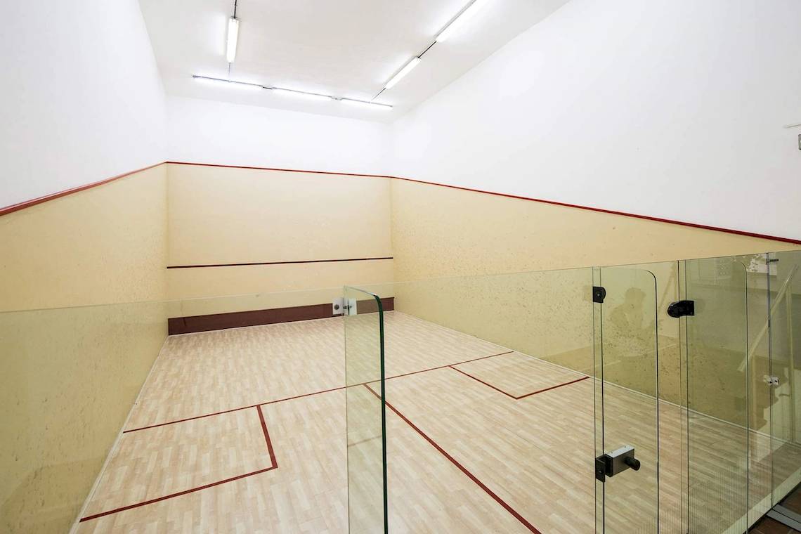 Leerer Squash-Spielplatz im Hotel Bahia Principe Sunlight Costa Adeje