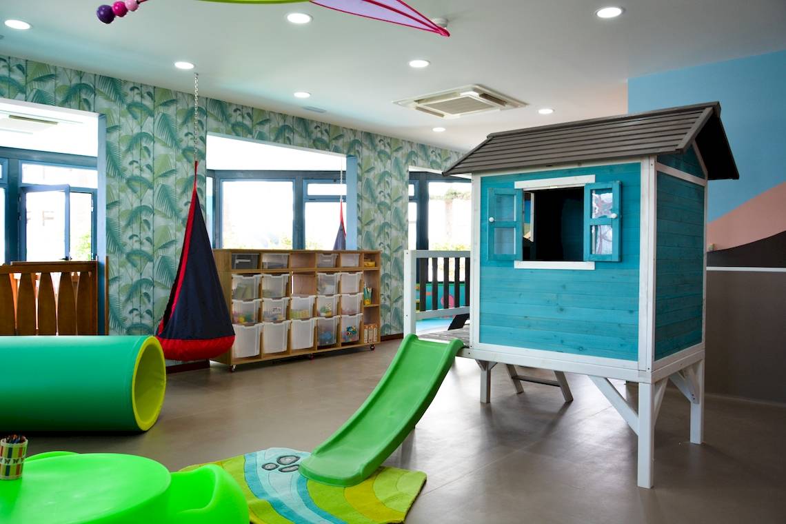 Kinderzimmer im H10 Suites Lanzarote Gardens mit Spielhaus, Rutsche und Hängeschaukel.