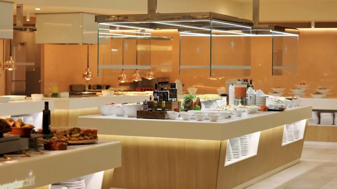 Frühstücksbuffet im Iberostar Malaga Playa Hotel mit verschiedenen Speisen und Getränken.