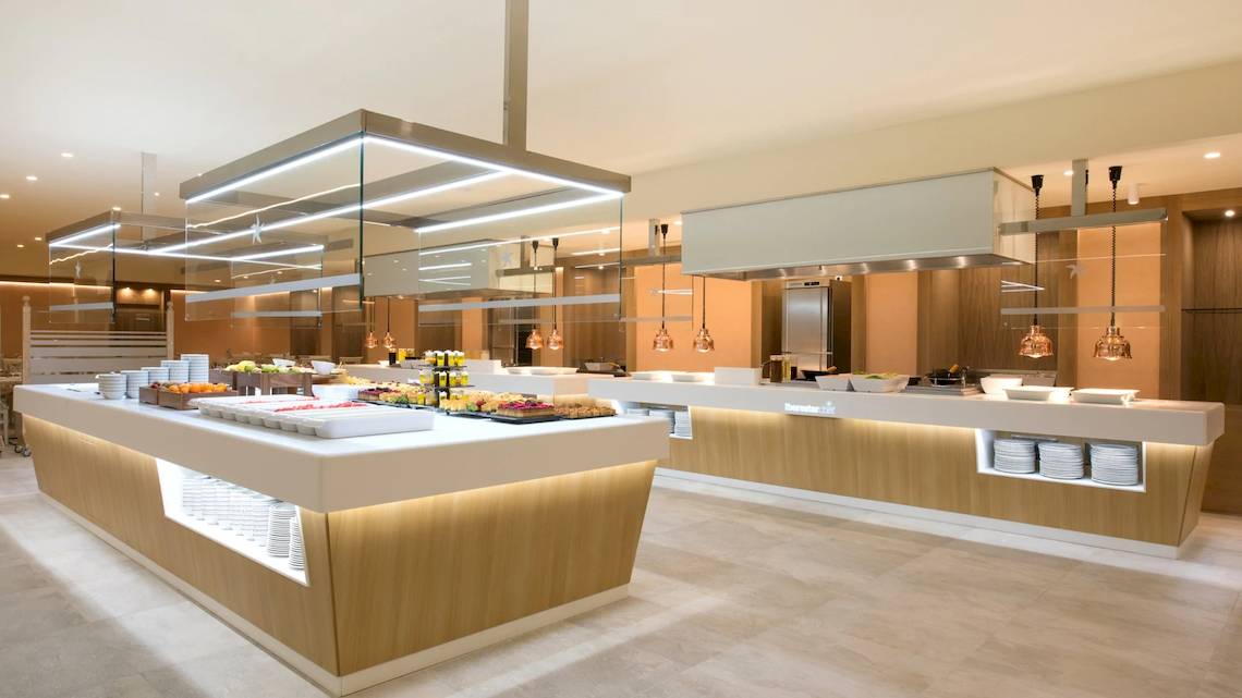 Restaurant im Iberostar Malaga Playa Hotel mit vielen Gerichten und Geschirr