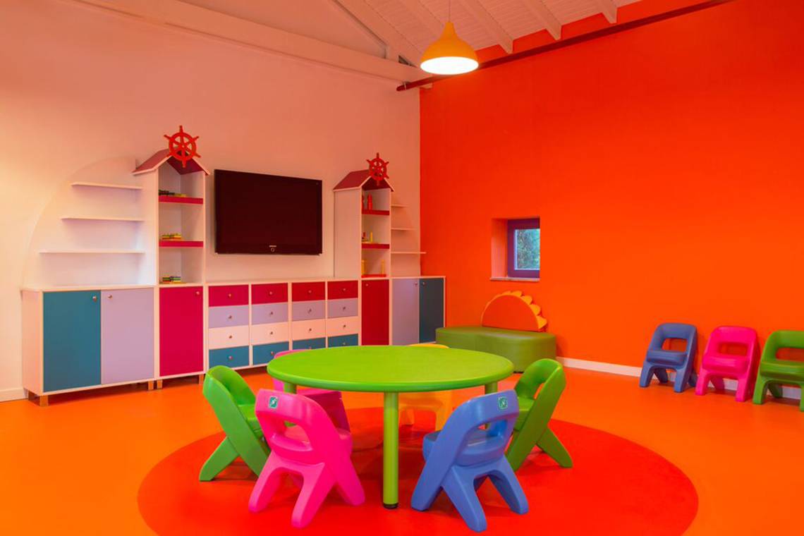 Kinderzimmer im IC Santai Family Resort mit bunten Möbeln und Spielzeug.
