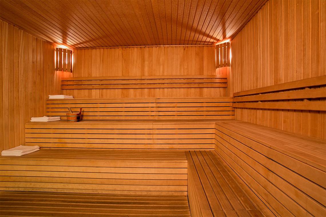 Saunabereich im IC Santai Family Resort mit Holzbänken und einem Eimer